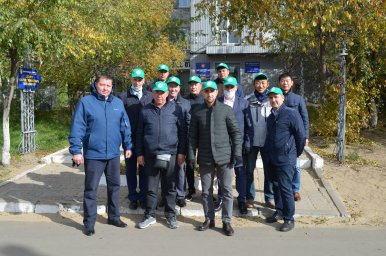 ​В Улан-Удэ коллектив «Энергосбыта Бурятии» высадил саженцы калины вдоль улицы Сахьяновой